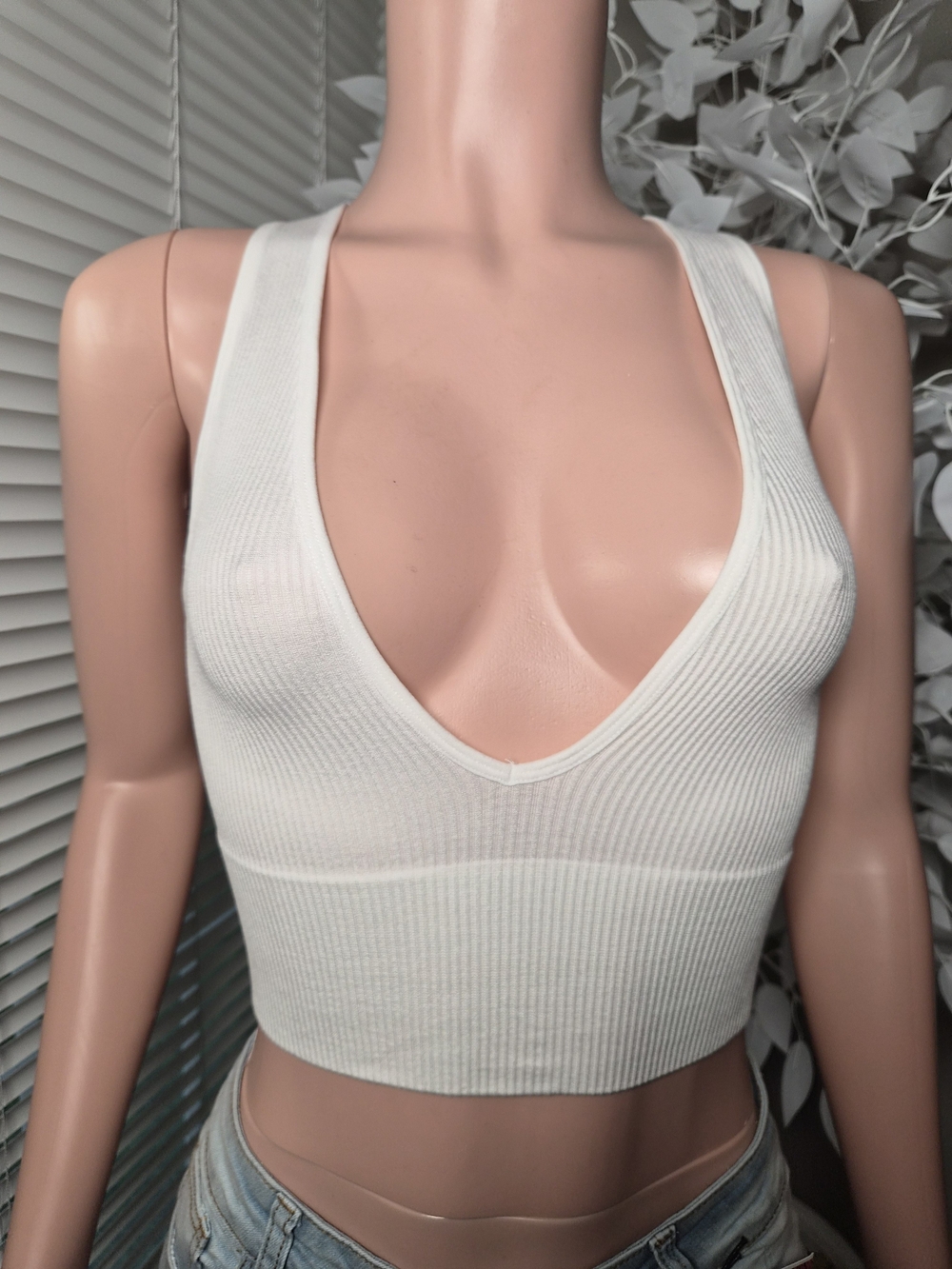Ribbed V-Neck Cropped Tank Top — White